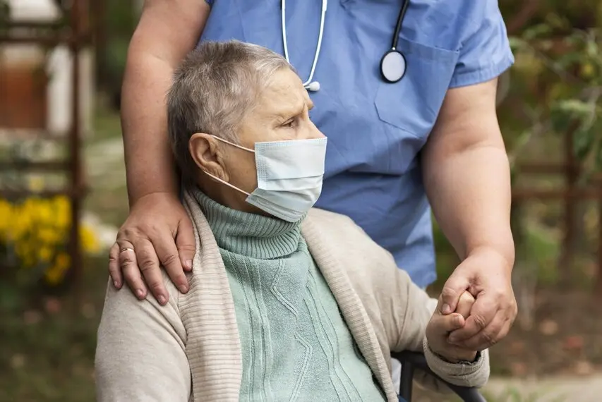 nxhellibiomedico: enfermera auxiliar brindando asistencia profesional a pacientes con Alzheimer.